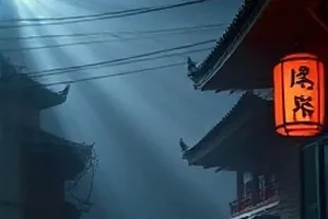 雾港来信剧照，雨夜码头与远处灯塔的冷调构图