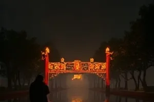 晚风收容所剧照，傍晚的天台铁笼与沿墙排开的食盆