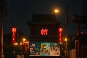 玻璃温室剧照，温室穹顶下的水汽与成排绿植